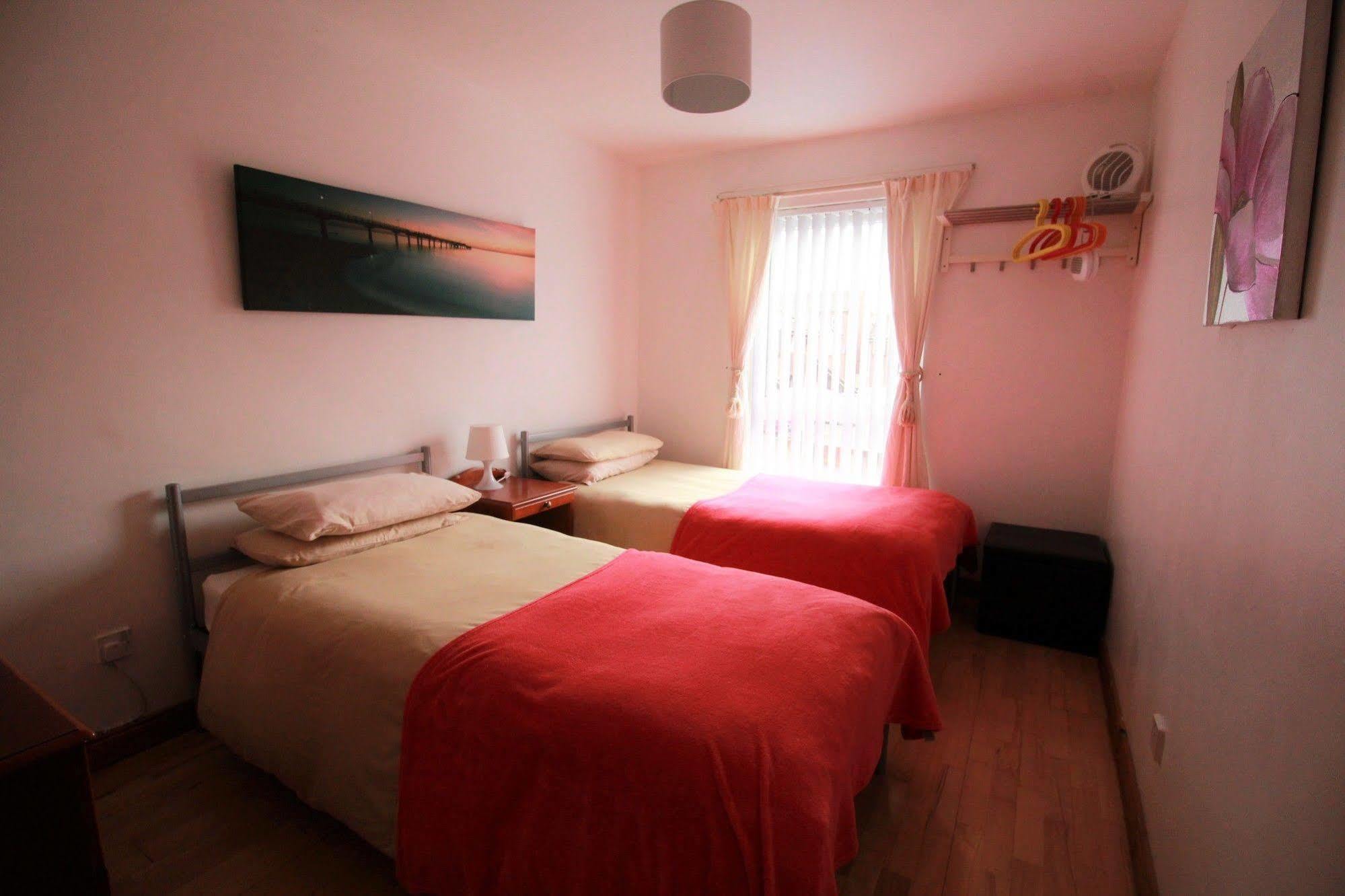 Perfect Central City Location - Parking - 3 Beds - 2 Bedrooms Belfast Zewnętrze zdjęcie
